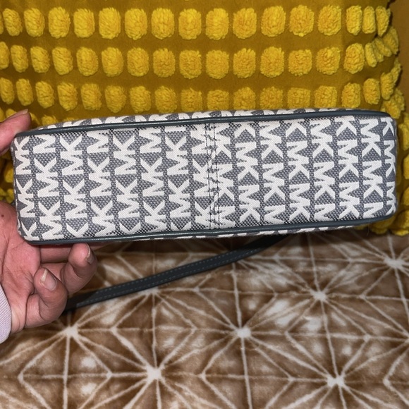 Michael Kors Pouchette NWOT - Picture 15 of 17